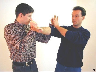 Figure 1 - SIfu tries to displace the left hand of the opponent