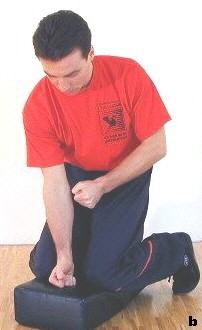 Übung des doppelten Fallnies. Manche Anwendungen erfordern eine enge Kniehaltung anstelle einer breiten.