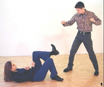 Wing Tsun Exercise 87, Fig. 1 - The opponent approaches slowly