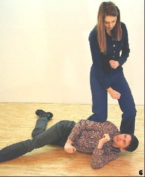 Wing Tsun Exercise 88, Fig. 6 - Finally she controls the opponent by her knee, ready for further actions