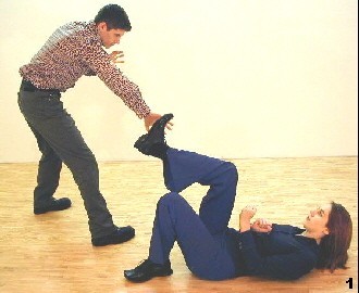Wing Tsun Exercise 89, Fig. 1 - The opponent tries to grap Melanies leg