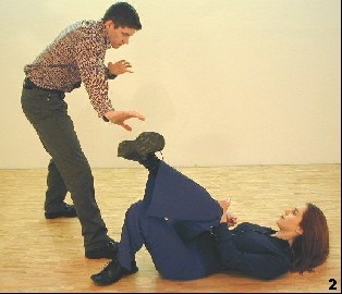 Wing Tsun Exercise 89, Fig. 2 - ..but she moves away her leg to disallow the grappling attempt