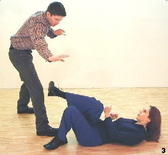 Wing Tsun Exercise 89, Fig. 3 - She moves her leg in a circling way