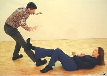 Wing Tsun Exercise 89, Fig. 5 - The opponent gets hit by her kick and looses ballance